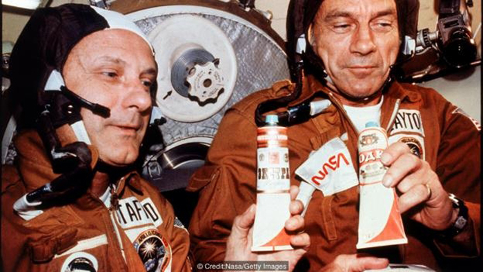 Các phi hành gia của NASA,Tom Stafford và Deke Slayton cùng với những tuýp vodka khi thực hiện kết nối giữa tàu Apollo và tàu vũ trụ Soyuz.