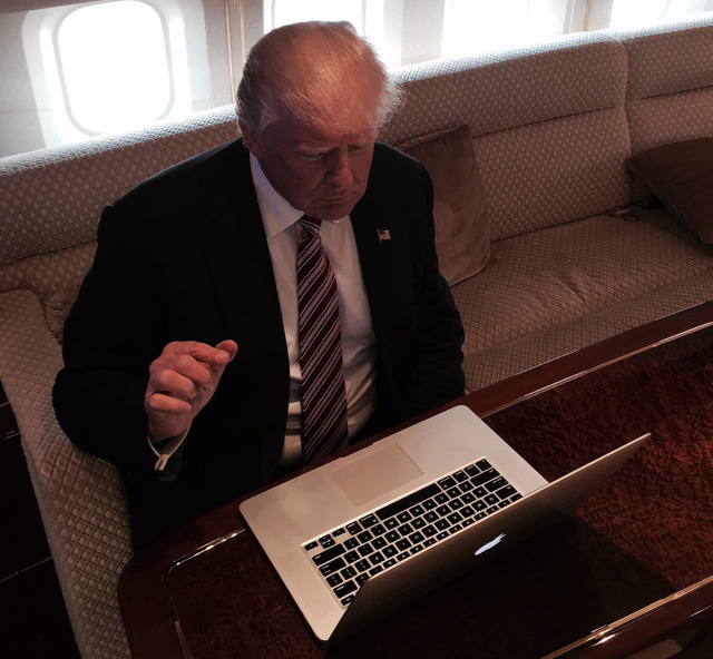 Ông Donald Trump gần như không thể sử dụng được máy tính thành thạo. (Ảnh: Internet)