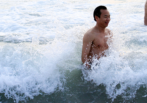 Hôm 1/5, Bí thư Đà Nẵng Nguyễn Xuân Anh đã xuống biển Mỹ Khê tắm để khẳng định nước biển an toàn.