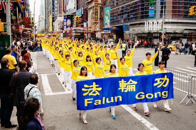 Khoảng 10.000 học viên Pháp Luân Công đã tham gia cuộc diễu hành tại Manhattan, New York hôm 13/5/2016. (Edward Dye/Epoch Times)