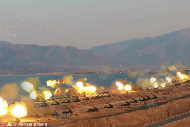 Hàng trăm khẩu pháo đồng loạt nhả đạn về phía mục tiêu. Hình ảnh này cho thấy sức mạnh hủy diệt của pháo binh Triều Tiên.