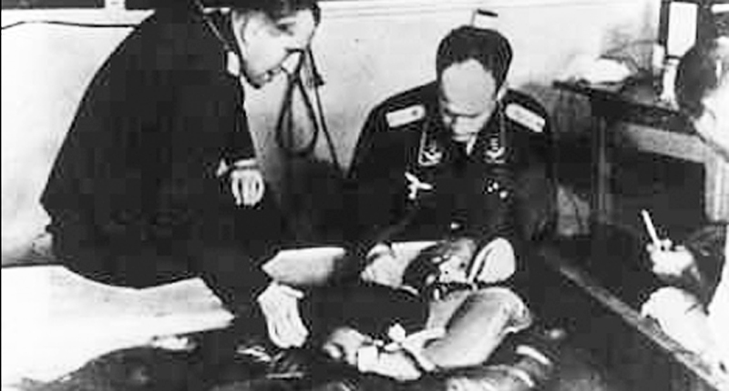 Bác sĩ Đức Quốc xã đang thử nghiệm sức chịu đựng của nạn nhân. (Ảnh: National Archives)