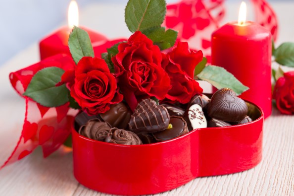 Valentine lãng mạn ấm cúng với chocolate và hoa - H4