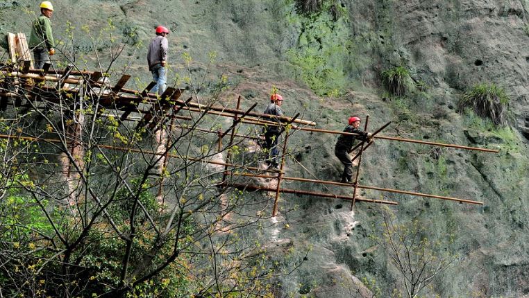 "Bán mạng" xây dựng con đường nguy hiểm nhất Trung Quốc - H2