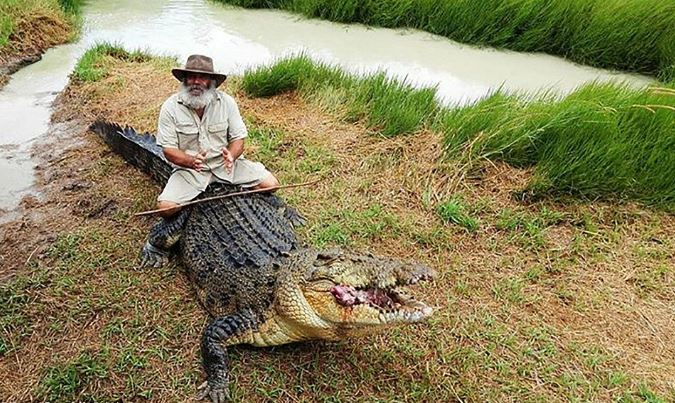 “Dị nhân chân trần” mê chinh phục cá sấu khổng lồ - H15