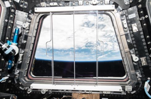 Hình ảnh trái đất nhìn từ cửa sổ Trạm Vũ trụ Quốc tế.
