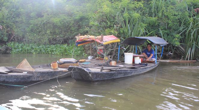 Phận đời 'săn' trùn chỉ trên sông Sài Gòn - H5