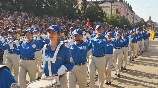Thiên Quốc Nhạc Đoàn Châu Âu tại Lễ diễu hành Ngày Quốc khánh Hungary năm 2014. 1