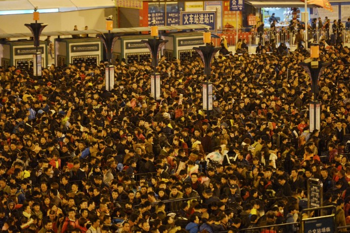Trăm nghìn người Trung Quốc kẹt cứng ở ga tàu chờ về quê ăn Tết.1