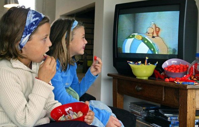 12 tác hại nguy hiểm của tivi đối với trẻ em