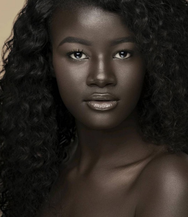 Châu Phi: Người mẫu trẻ có làn da \