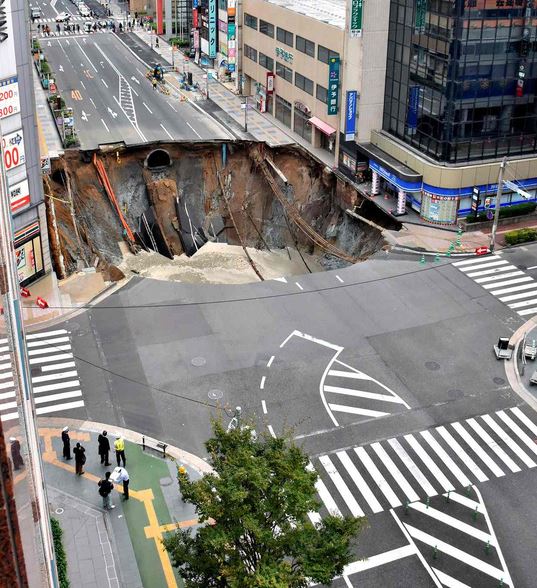 'Hố tử thần' cắt đôi con đường ở Nhật Bản