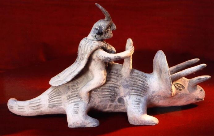 Bức tượng 3.500 năm tuổi gây tranh cãi: Con người đã cùng tồn tại với khủng long