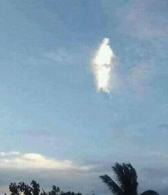 Đám mây hình Đức Mẹ phát sáng ngay giữa ban ngày ở Tonga - ảnh 2