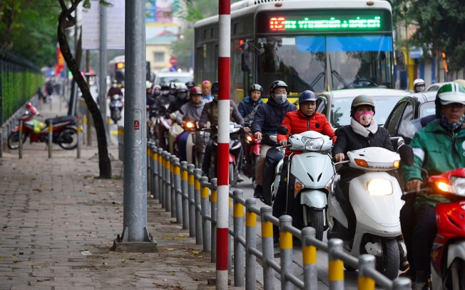 Do đó vào giờ cao điểm, ùn tắc, đoạn đường này không có tình trạng xe máy và xe đạp phóng lên vỉa hè