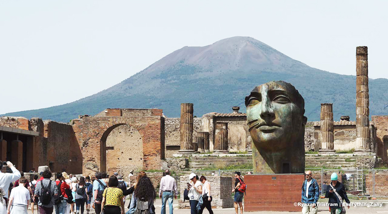 Pompeii-Jupiter-Temple-with-Mt-Vesuvius