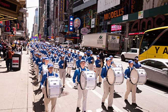 Hàng ngàn người 'xuống đường' tại New York mừng ngày Pháp Luân Đại Pháp Thế giới 13/5/2018 - H5