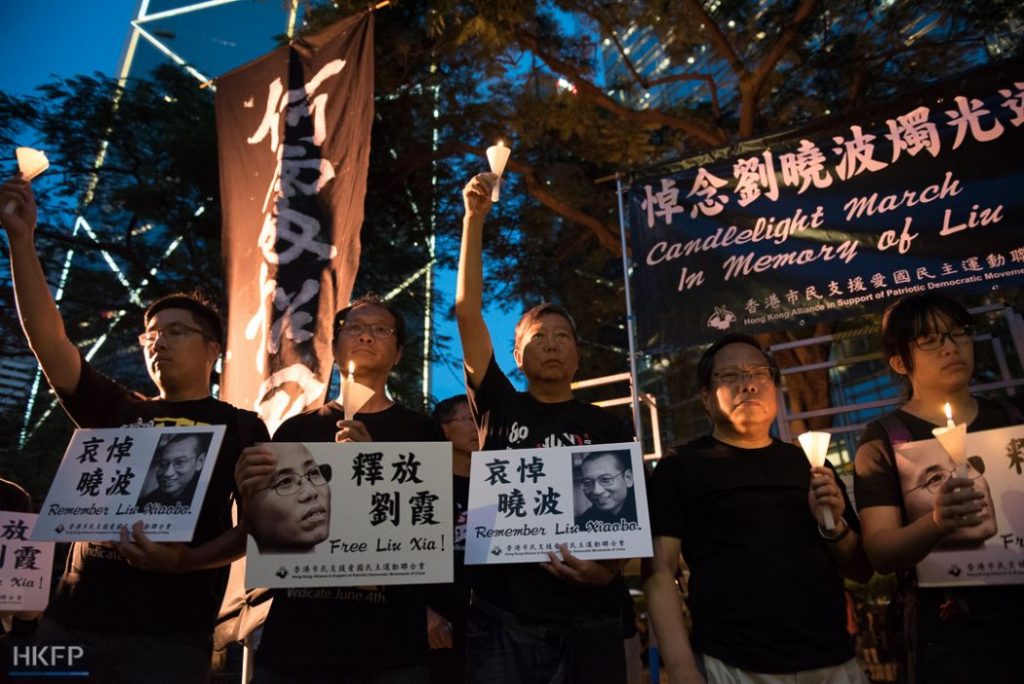 Hơn 1000 người dân Hong Kong tuần hành ở trung tâm thành phố để tưởng nhớ nhà hoạt động nhân quyền Lưu Hiểu Ba và kêu gọi thả tự do cho người vợ ông, tháng 7/2017.