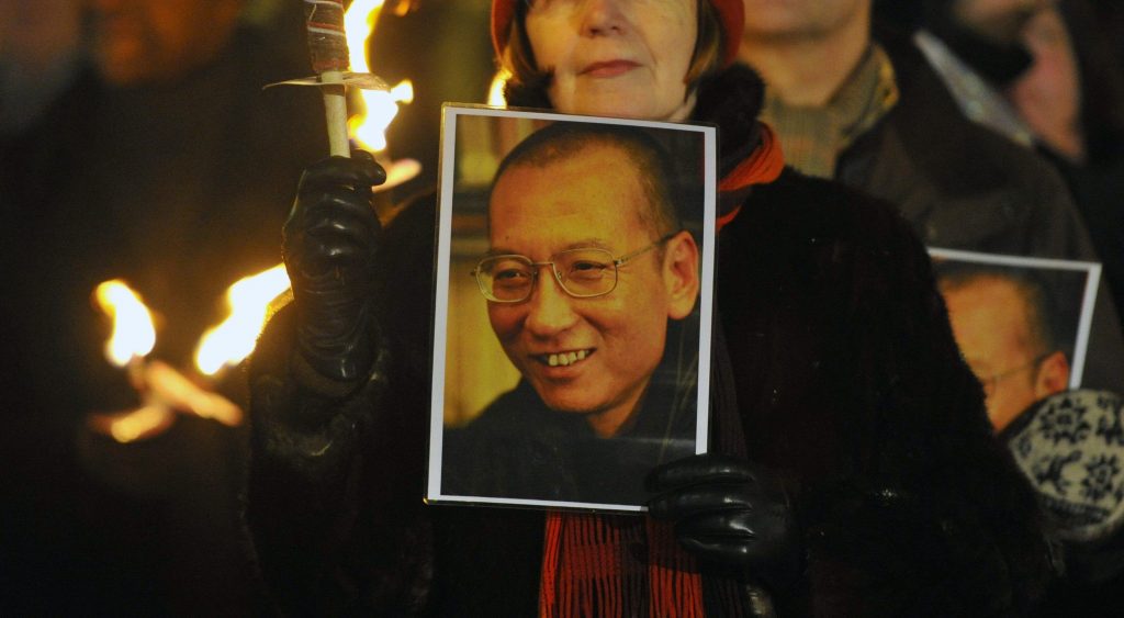 Những người kháng nghị cầm ảnh của Lưu Hiểu Ba ở Oslo, Na Uy, năm 2010.