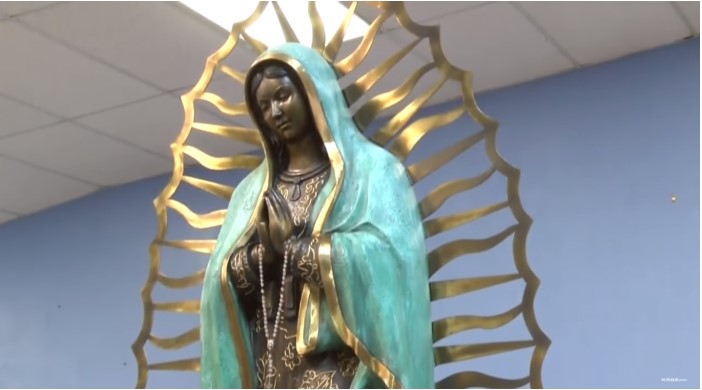 Tượng Đức Mẹ Maria ở New Mexico khóc ra… dầu oliu .1