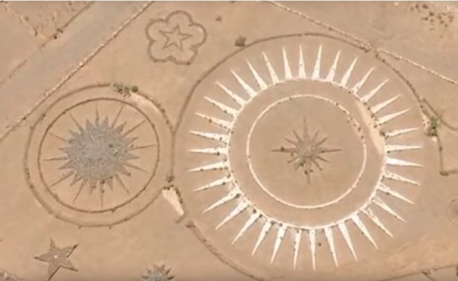 Người đàn ông xây bãi đỗ UFO ngay giữa sa mạc vì lý do kỳ lạ.2
