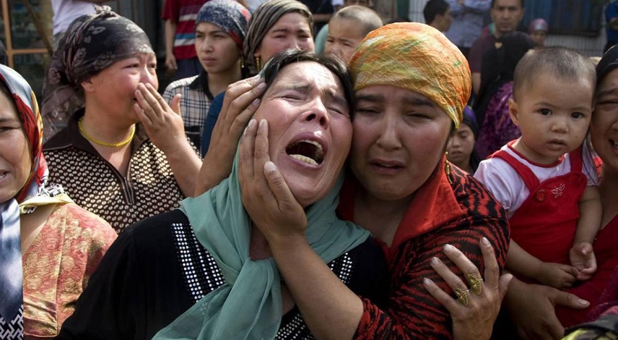 Những người phụ nữ Duy Ngô Nhĩ đau buồn vì người thân của họ đã bị chính quyền Trung Quốc giam giữ. (Ảnh qua NBC News)