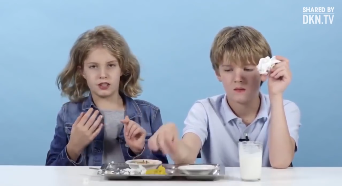 Cho trẻ em Mỹ thử bữa ăn của các quốc gia, cậu nhóc áo xanh diễn quá sâu. 1