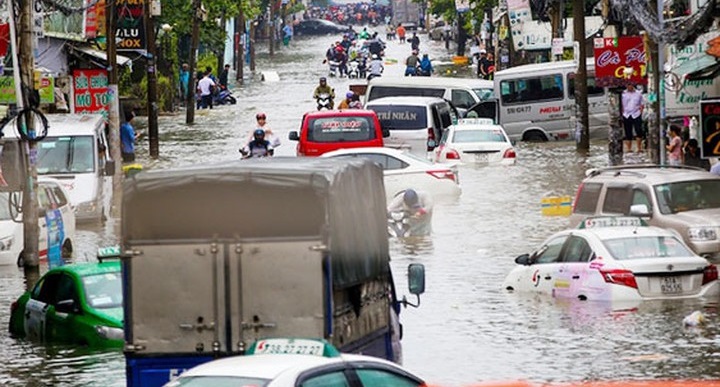 Trận mưa lịch sử do hoàn lưu bão số 9 gây ngập sâu ở TP HCM 