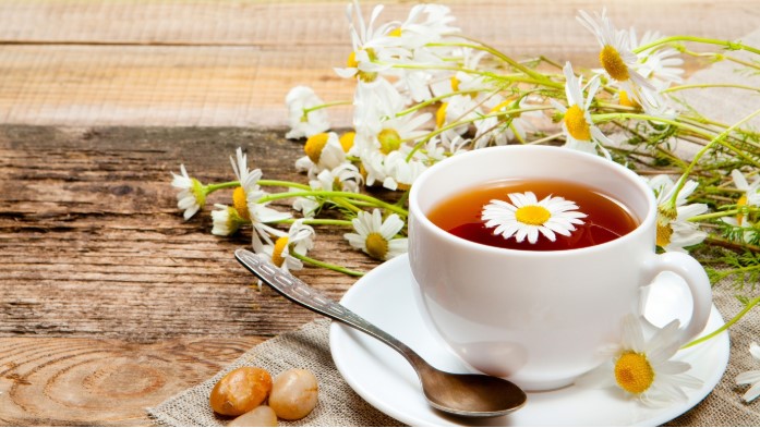 Nghề nhà giáo cần chú ý bảo vệ sức khỏe và dưỡng sinh bằng cách uống trà hoa.2