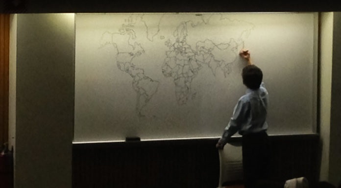 Cậu bé tự kỷ khiến các sinh viên đại học sửng sốt khi vẽ lại chính xác bản đồ thế giới 