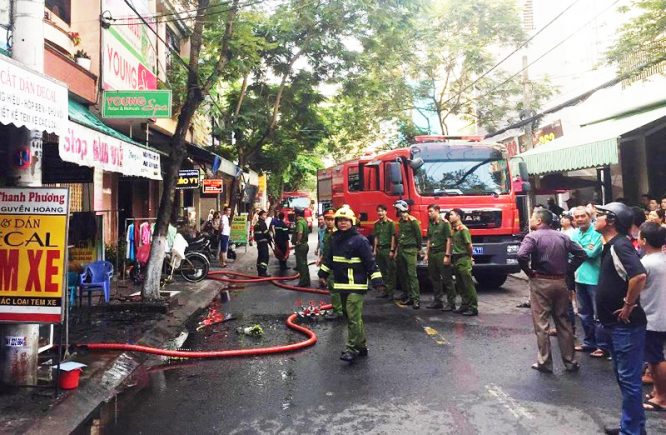 Cháy shop quần áo, nam thanh niên liều mạng cứu 2 cụ già, rồi lặng lẽ rời đi - H3