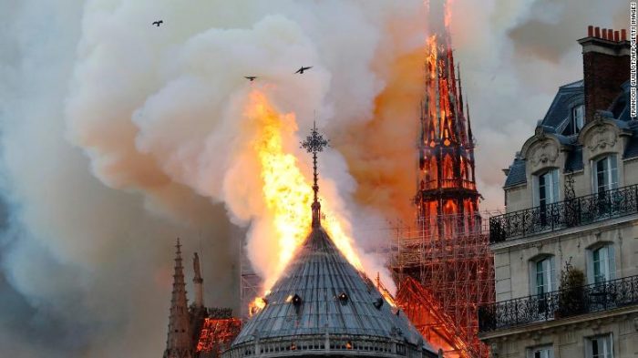 Chúa Jesus xuất hiện trong đám cháy nhà thờ Đức Bà Paris?4