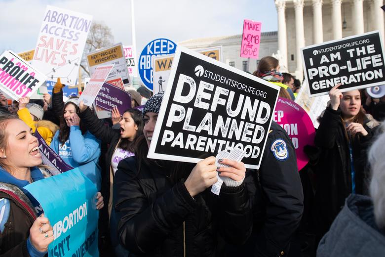 Các nhà hoạt động chống phá thai tham gia vào Tuần hành bảo vệ sự sống, một sự kiện thường niên để kỷ niệm Roe v. Wade, bên ngoài Tòa án Tối cao Hoa Kỳ ở Washington, D.C., vào ngày 18 tháng 1. (Ảnh: Saul Loeb/AFP/Getty Images)