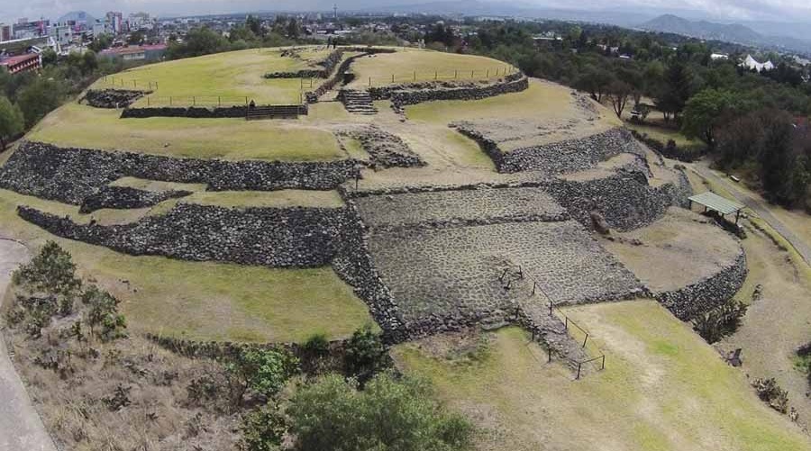 Những gì còn sót lại của thành phố Cuicuilco - nơi bị chôn vùi và chìm sâu trong đống dung nham. Nhưng một kim tự tháp tròn có các thiết kế của một nền nông nghiệp vẫn an toàn với dòng dung nham chảy xung quanh. (Ảnh qua ActualMX) 