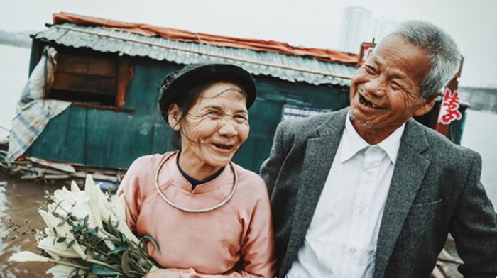Tích góp suốt 4 năm bán rau: Cặp vợ chồng già chở bao tải tiền đến ngân hàng gửi tiết kiệm