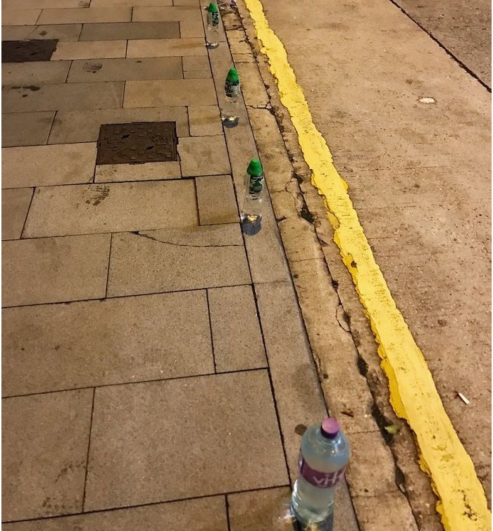 Những chai nước được đặt ngay ngắn trên lề đường để khi cảnh sát sử dụng hơi cay thì những người khác có thể tự bảo vệ mình. Nếu cần, họ có thể sử dụng nước bất cứ lúc nào.