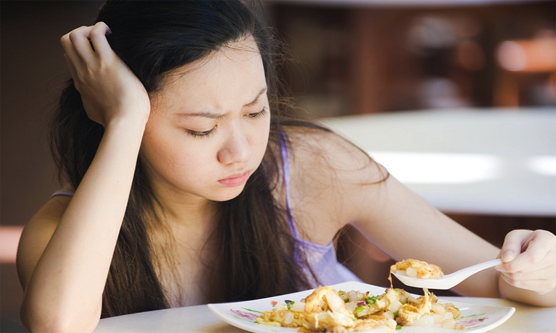 Vào buổi sáng, nước bọt và dịch dạ dày tương đối ít, nếu như lập tức ăn uống sẽ ảnh hưởng đường tiêu hóa.