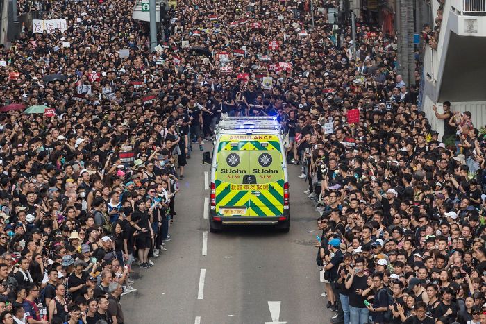 Biển người biểu tình Hồng Kông dạt sang hai bên cho xe cứu thương đi qua