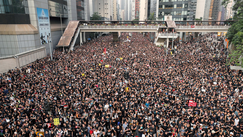 Người biểu tình ôn hòa chật kín trên đường phố Hong Kong ngày 16/6 (Ảnh: Reuters)