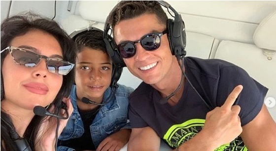 Gia đình nhỏ của Ronaldo chụp ảnh cùng nhau