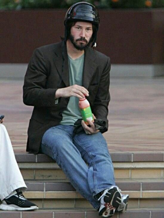 Keanu Reeves: Tài sản hàng triệu đô nhưng vẫn ăn mặc bình dân, ngồi nói chuyện với người vô gia cư.7