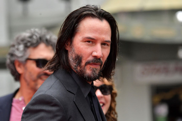 Keanu Reeves: Tài sản hàng triệu đô nhưng vẫn ăn mặc bình dân, ngồi nói chuyện với người vô gia cư.6