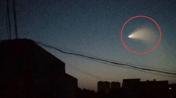 Trung Quốc: Nhiều người phát hiện vật thể bay kỳ lạ trên bầu trời.1