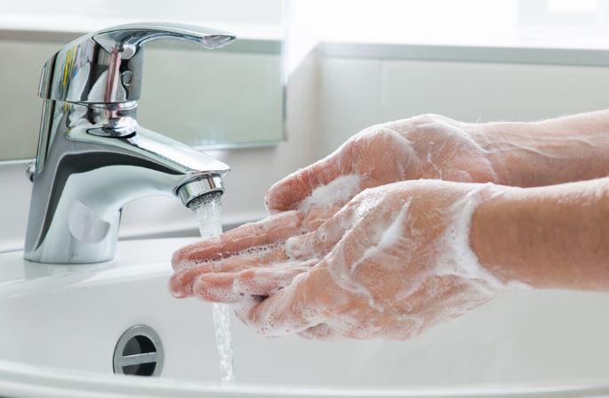 Con suýt mất mạng vì cha quên rửa tay, lời cảnh báo cho các bậc cha mẹ - H1