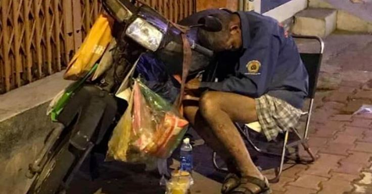 Cụ ông vô gia cư ngồi ngủ bên vệ đường đang gây sốt CĐM