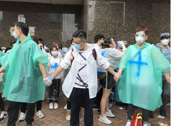 10+ hình ảnh cho thấy phẩm chất của người biểu tình Hồng Kông - H2