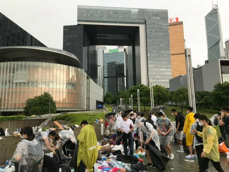 Một nhóm người đã trở lại khu vực bên ngoài Văn phòng chính phủ Hồng Kông để dọn rác. Họ thậm chí còn phân loại các rác tái chế và rác không còn sử dụng được. (Ảnh qua izismile.com)