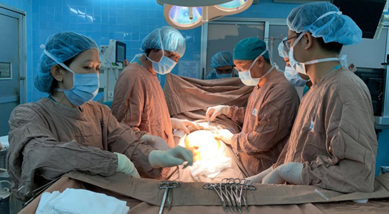 Các bác sĩ phẫu thuật rút 40 lít nước và khối u ra khỏi bụng cho bệnh nhân