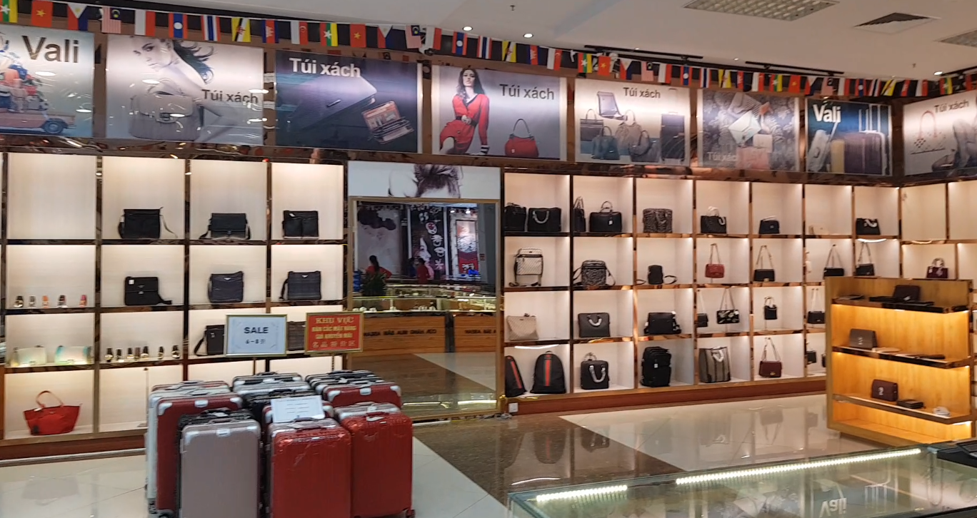 Một số lượng lớn vali, túi sách dán nhãn các thươngTúi xách các hàng Prada, Luis Vuitton, Gucci.. tại cửa hàng mua sắm ASEAN chỉ có giá vài triệu đồng được bày bán công khai. hiệu nổi tiếng không xuất trình được hóa đơn, chứng từ, chứng minh nguồn gốc.