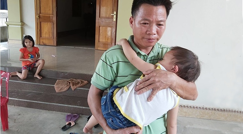 Người bố trẻ Nguyễn Sỹ Chiến giờ đây bất lực, tuyệt vọng chờ đợi lời giải thích và xin lỗi chân thành từ bệnh viện.